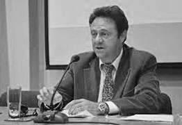 Imatge en blanc i negre d'Antonio Briz donant una conferència